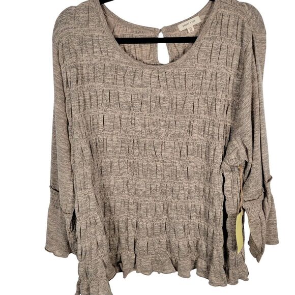 NWT Paper + Tee Top Womens Size 2x Taupe Ruched Blouse Keyhole Back Bell Sleeves - Picture 3 of 8